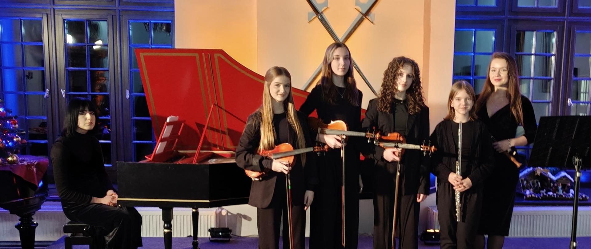 członkinie zespołu muzyki dawnej „Melodiam Flores” wraz z prowadzącymi nauczycielki Kaliną Rokosz i Pauliną Ziębą podczas koncertu w Sali Rycerskiej Zamku Suskiego w Suchej Beskidzkiej 