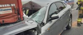 Zdjęcie przedstawia samochód osobowy, który wjechał w tył naczepy.