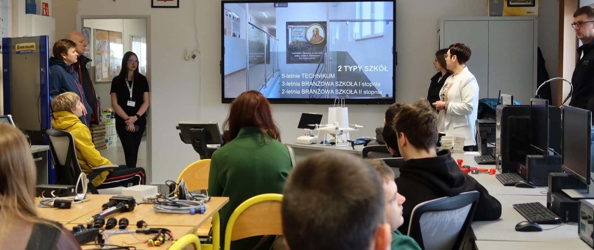 Uczniowie w klasie oglądają prezentację oferty edukacyjnej