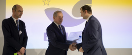 Minister środowiska Henryk Kowalczyk wspólnie z Generalnym Dyrektorem Ochrony Środowiska Andrzejem Szwedą Lewandowskim, wręczyli jubileuszowe certyfikaty EMAS.