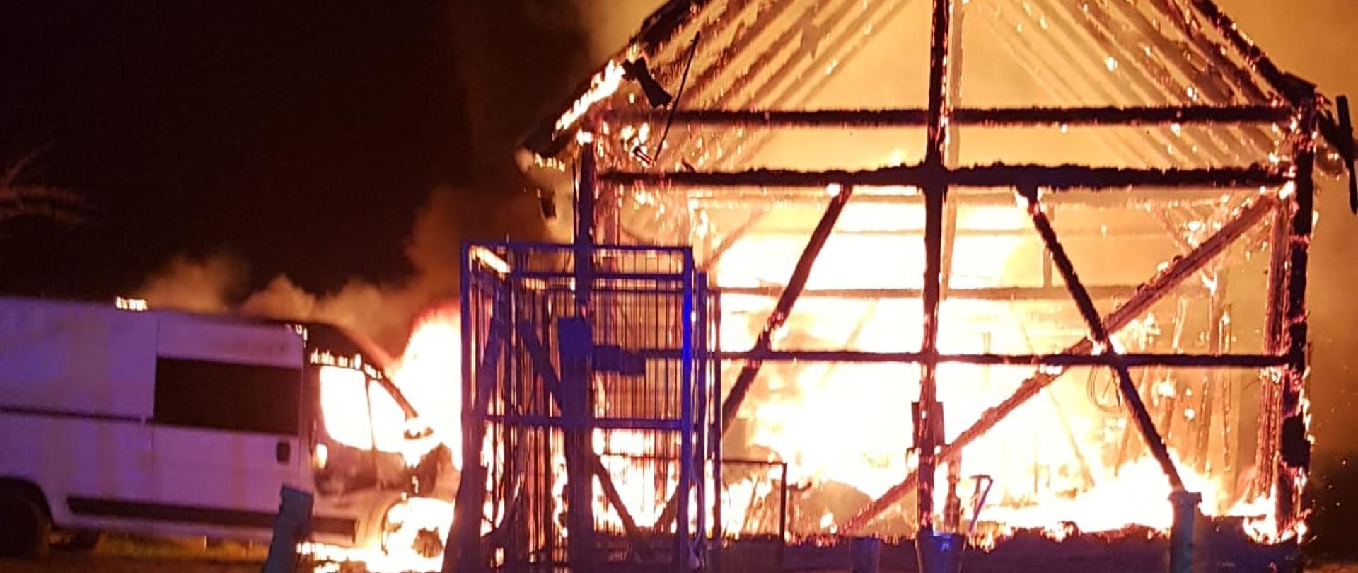 Pożar całej stodoły i samochodu dostawczego znajdującego się przy budynku.
