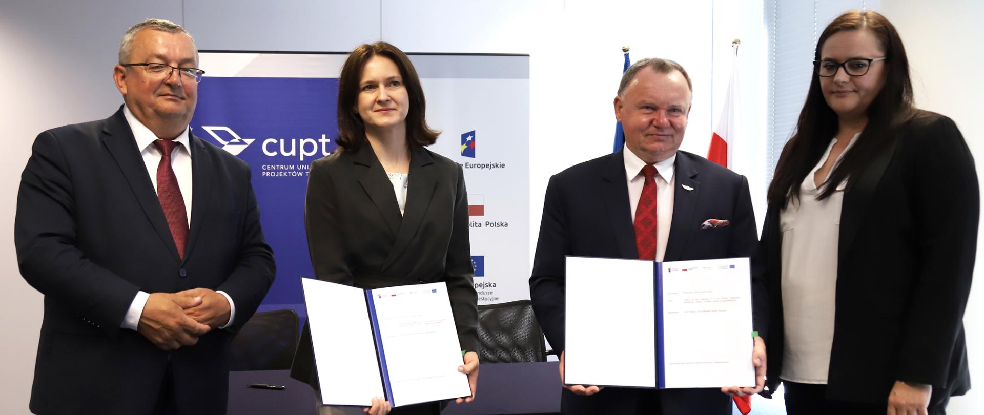Minister infrastruktury Andrzej Adamczyk uczestniczył w podpisaniu przez Centrum Unijnych Projektów Transportowych i PKP Polskie Linie Kolejowe SA umowy o dofinansowanie ze środków unijnych projektu modernizacji linii kolejowej nr 8 na odcinku Skarżysko Kamienna – Kielce – Kozłów