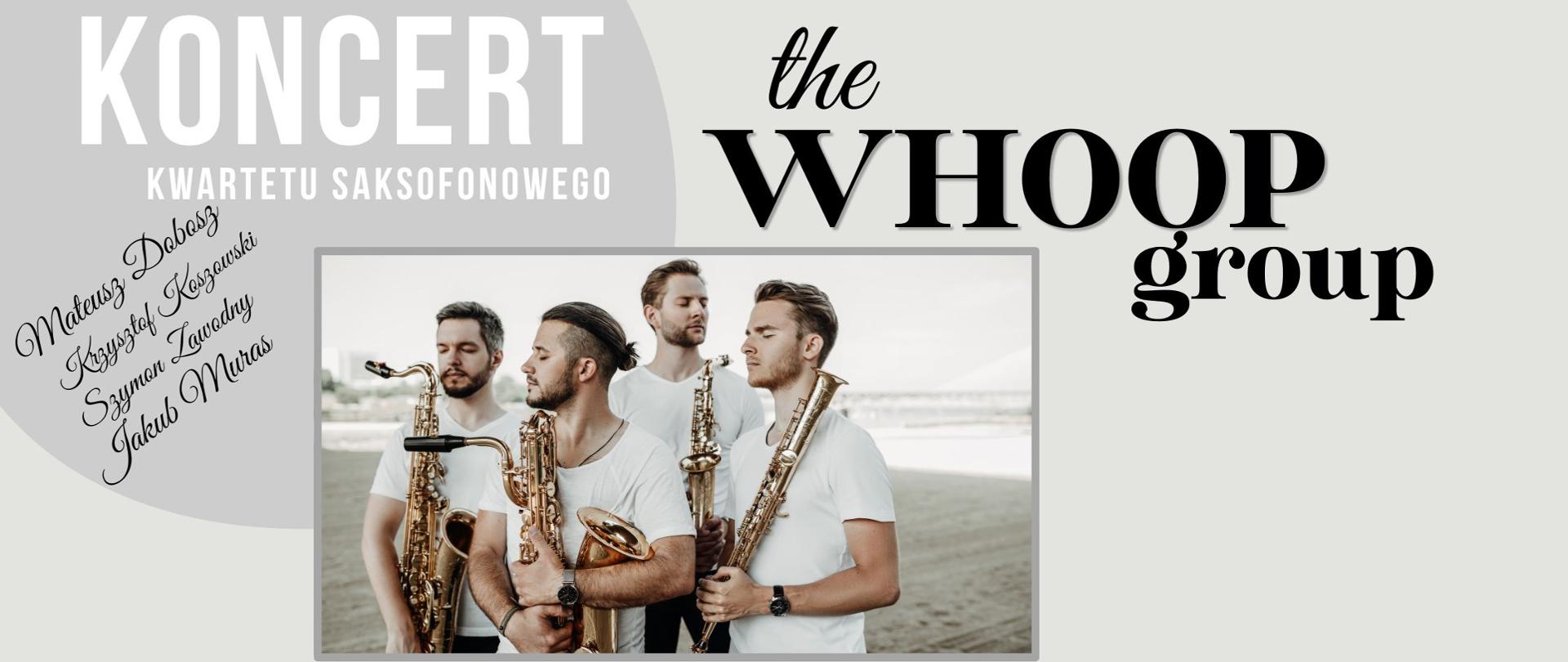 Plakat koncertu kwartetu saksofonowego „The Whoop Group”. Na środku zdjęcie czterech młodych mężczyzn w białych koszulkach, stojących na plaży i trzymających saksofony. Wokół zdjęcia nowoczesna, minimalistyczna grafika w odcieniach szarości. Wymienione są nazwiska muzyków. 
