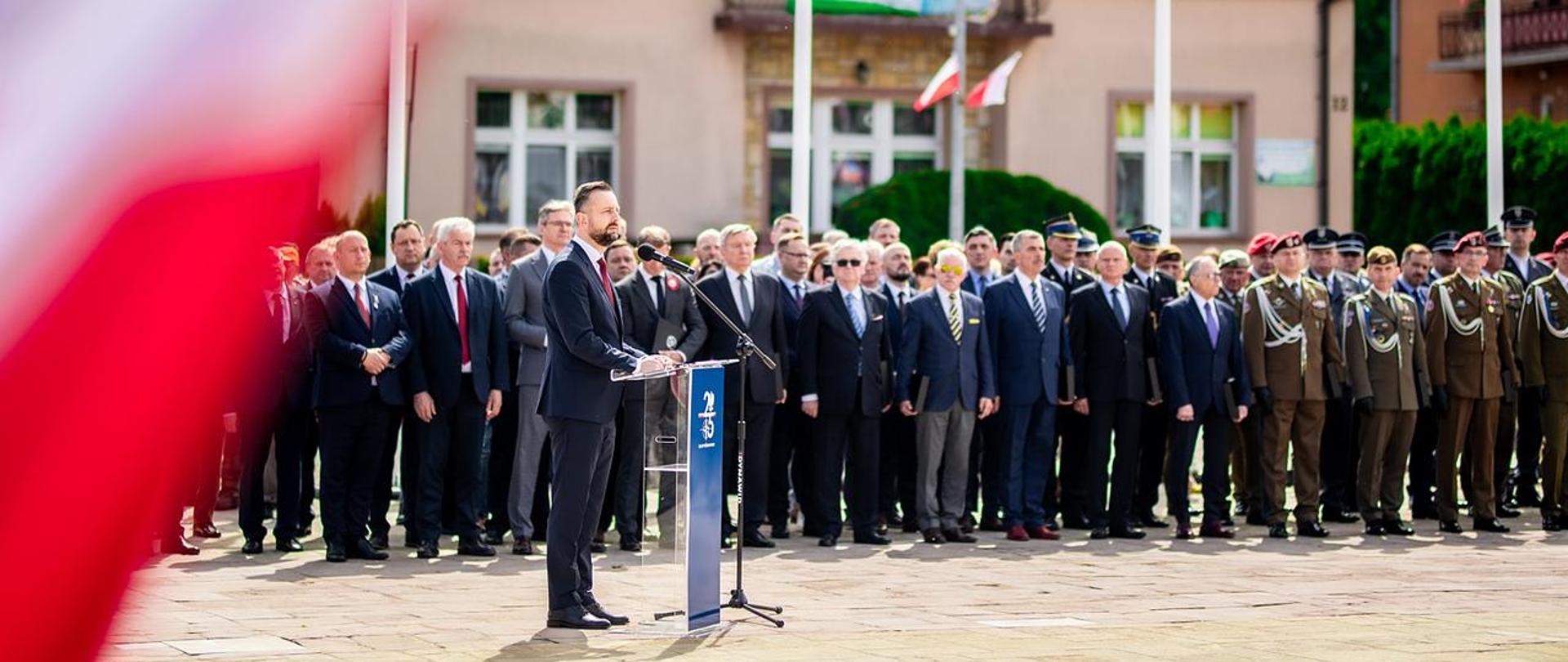 2 maja 2024 r. w Brzesku (woj. małopolskie) Władysław Kosiniak-Kamysz, wicepremier - minister obrony narodowej wziął udział w obchodach Dnia Flagi Rzeczypospolitej Polskiej. Minister wręczył żołnierzom wyróżnienia oraz złożył kwiaty pod Pomnikiem Nieznanego Żołnierza. Fot. Krzysztof Niedziela/CO MON