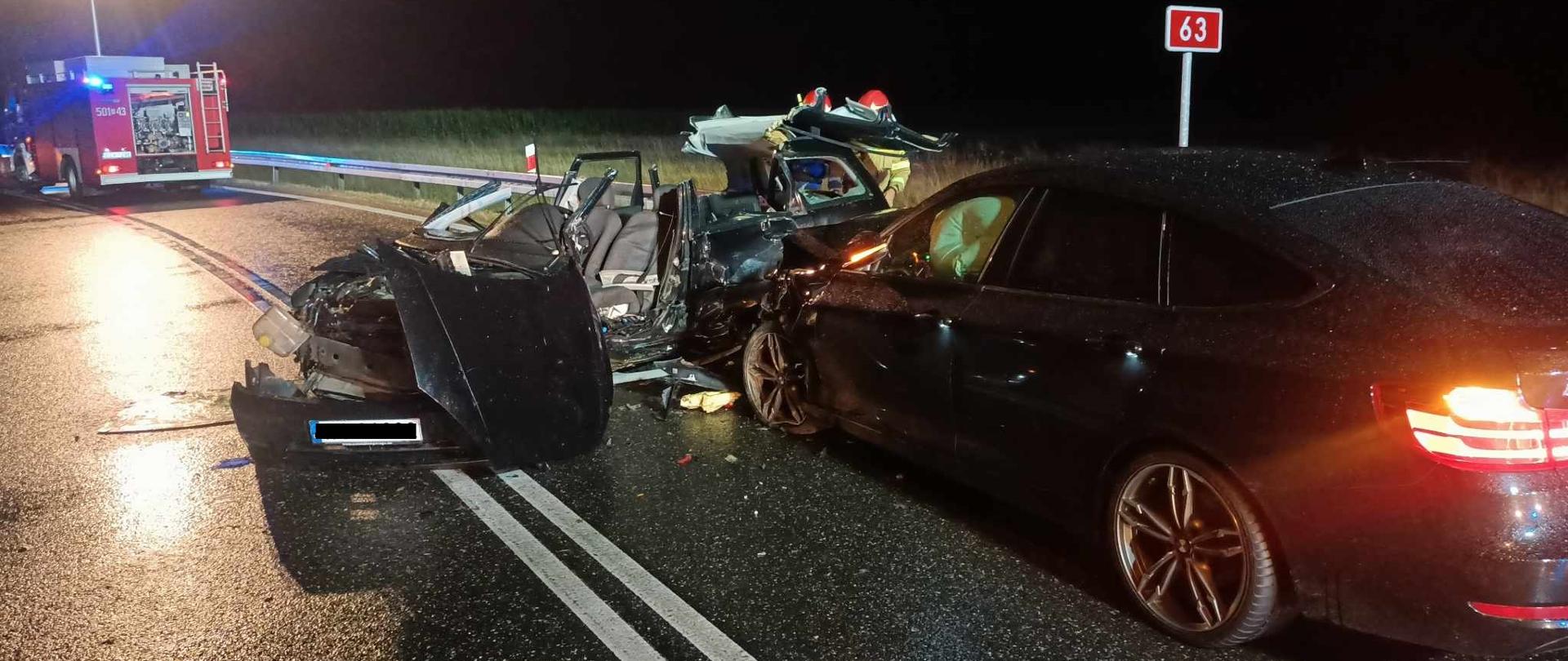 zderzenie dwóch samochodów osobowych na obwodnicy Zambrowa, w tle samochód pożarniczy.