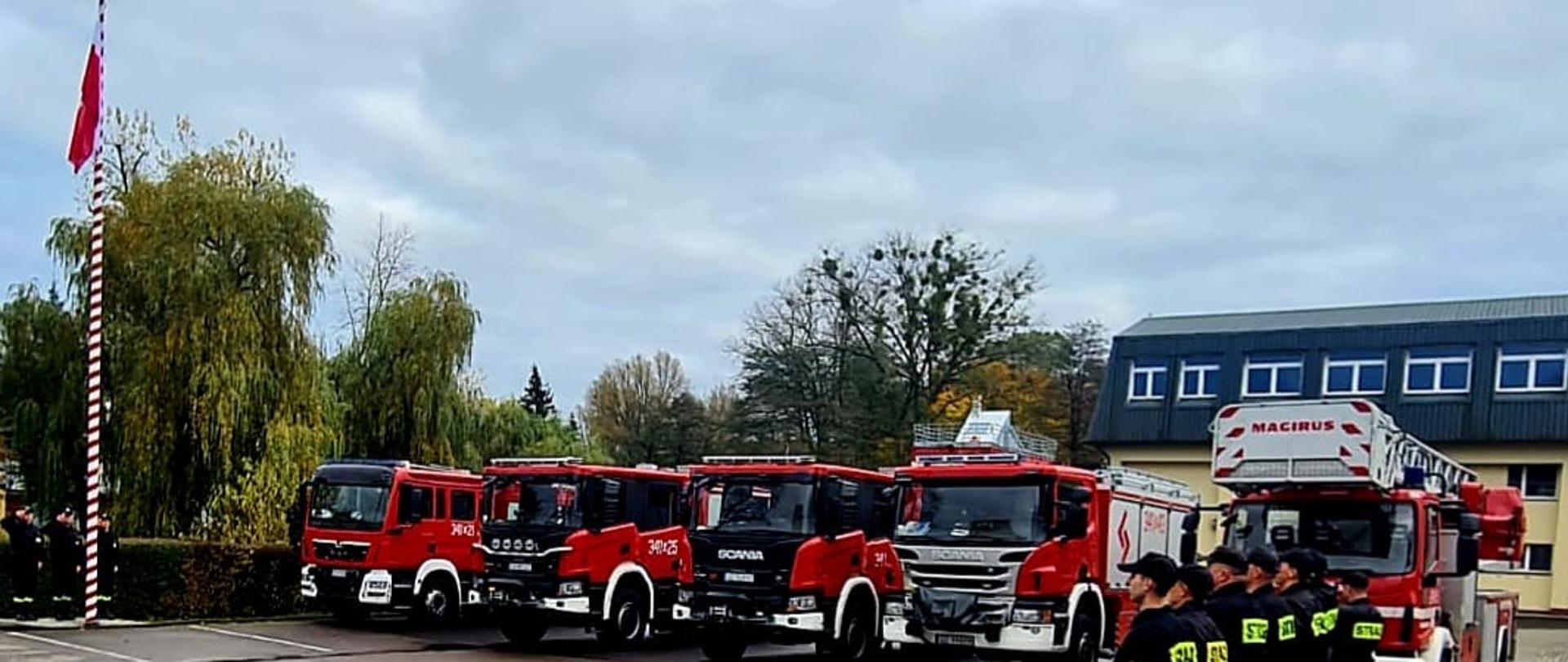 Podniesiono flagi na masztach oraz odśpiewano hymn państwowy