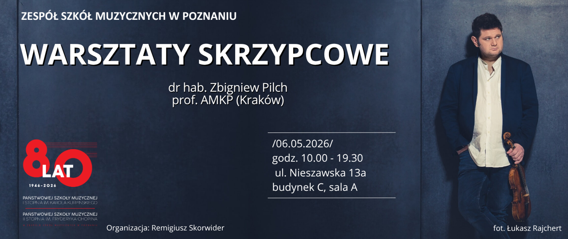 Baner reklamujący Warsztaty Skrzypcowe, które poprowadzi wybitny skrzypek, dr hab. Zbigniew Pilch, prof. AMKP z Krakowa. Główne informacje to: termin: 06.05.2026, godziny: 10:00 - 19:30, lokalizacja: ul. Nieszawska 13a, budynek C, sala A w Poznaniu. Tło plakatu jest granatowe, tekst biały i duży. Po prawej stronie widoczna jest pełnowymiarowa, czarno-biała fotografia Zbigniewa Pilcha w granatowej marynarce i białej koszuli, trzymającego skrzypce. W lewym dolnym rogu znajduje się logotyp jubileuszu 80-lecia szkoły muzycznej z datami 1946-2026. Na dole plakatu wymienieni są organizatorzy: Remigiusz Skorwider oraz Zespół Szkół Muzycznych w Poznaniu.