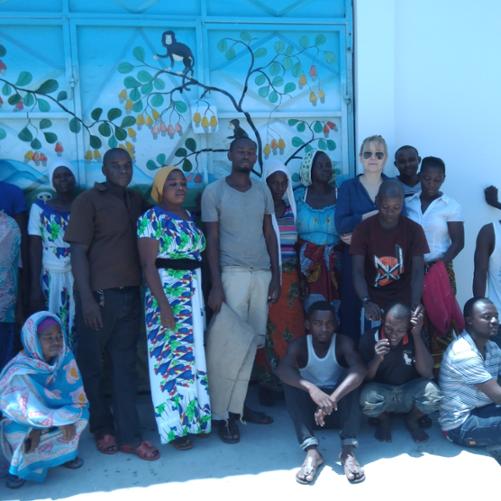 Grupa ludzi przed budynkiem