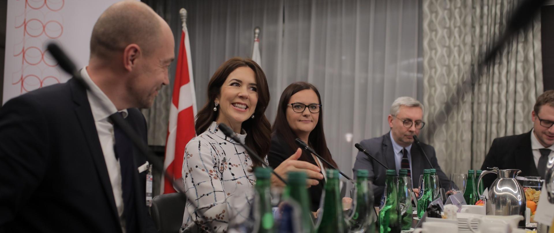 Przy stole siedzi grupa osób. Pośrodku księżna Maria Elżbieta oraz Małgorzata Jarosińska-Jedynak