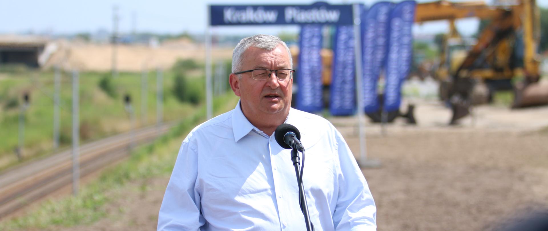 Minister Andrzej Adamczyk podczas konferencji dotyczącej budowy trzech nowych przystanków w Krakowie