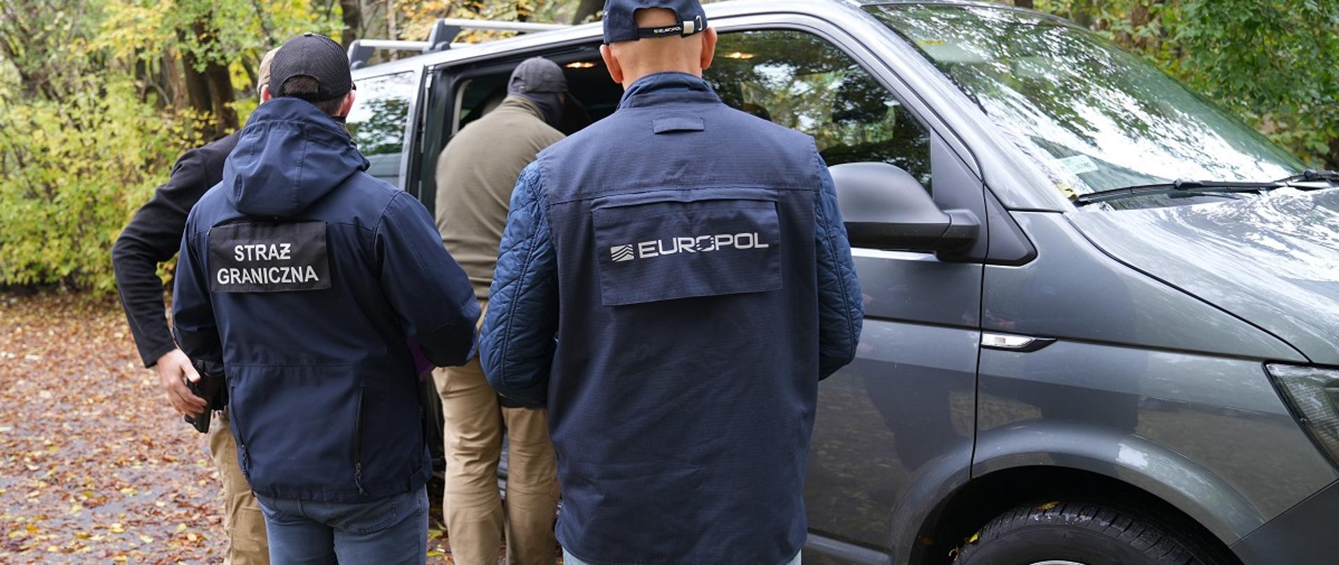 Lubelski pion PZ PK dokonał rozbicia zorganizowanej grupy przestępczej zajmującej się przemytem imigrantów. Dotychczas prokurator przedstawił zarzuty 32 osobom wśród których są m.in. obywatele Białorusi, Ukrainy, Syrii, Iraku, Turcji, Gruzji i Polski. 