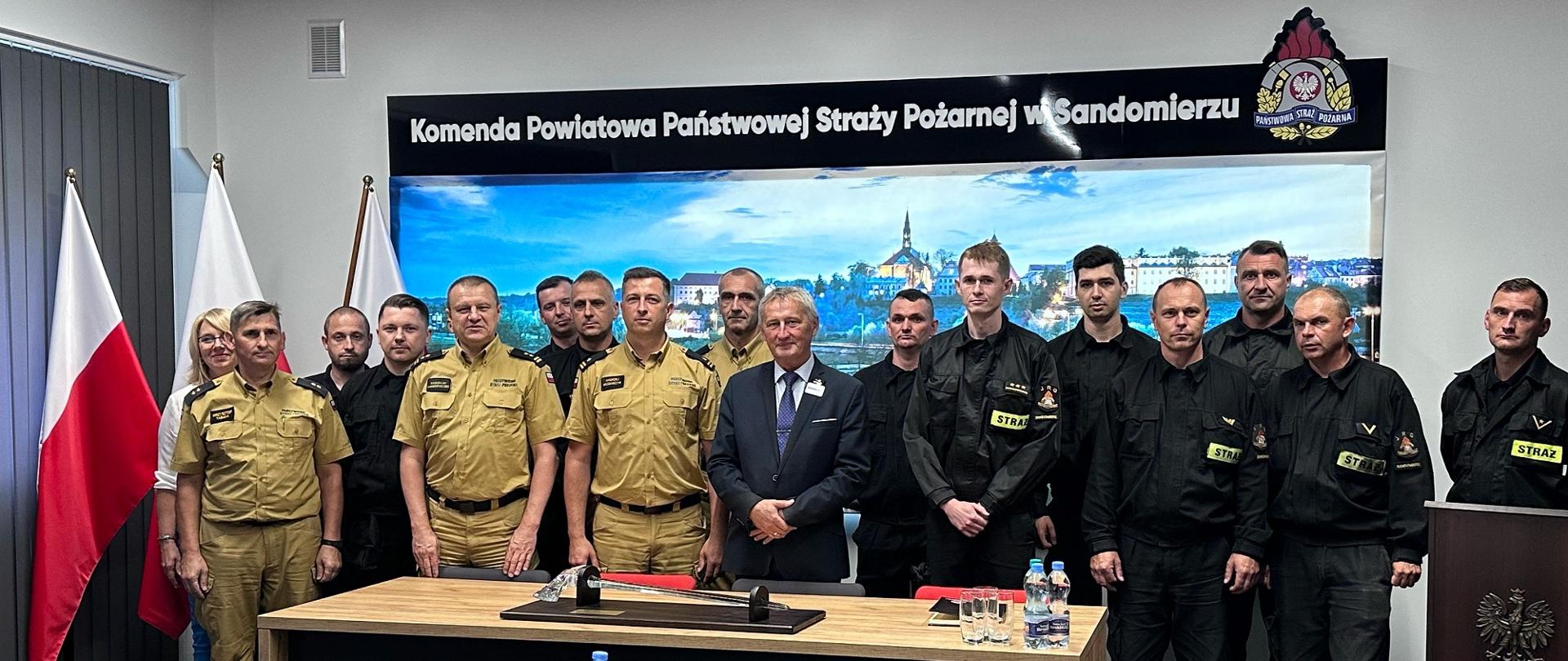 Zdjęcie Wojewoda i strażacy podczas wizytacji.