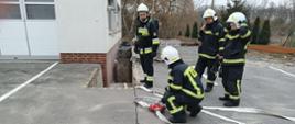 Szkolenie kierującego działaniem ratowniczym dla strażaków ratowników OSP. Przygotowanie roty gaśniczej do wejścia do płonącego pomieszczenia piwnicy. 