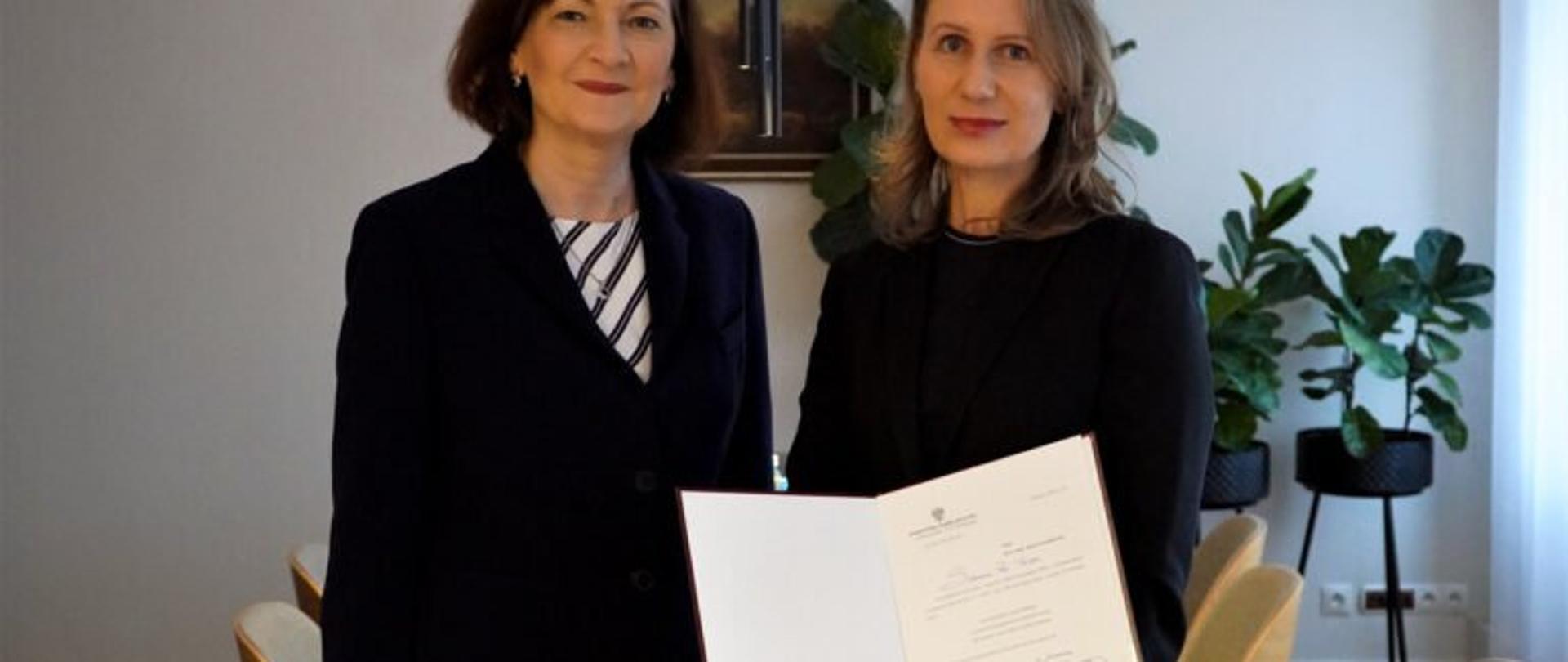 Wojewoda podkarpacki Ewa Leniart i konsultant wojewódzki w dziedzinie pielęgniarstwa pediatrycznego dr n. med. Anna Lewandowska