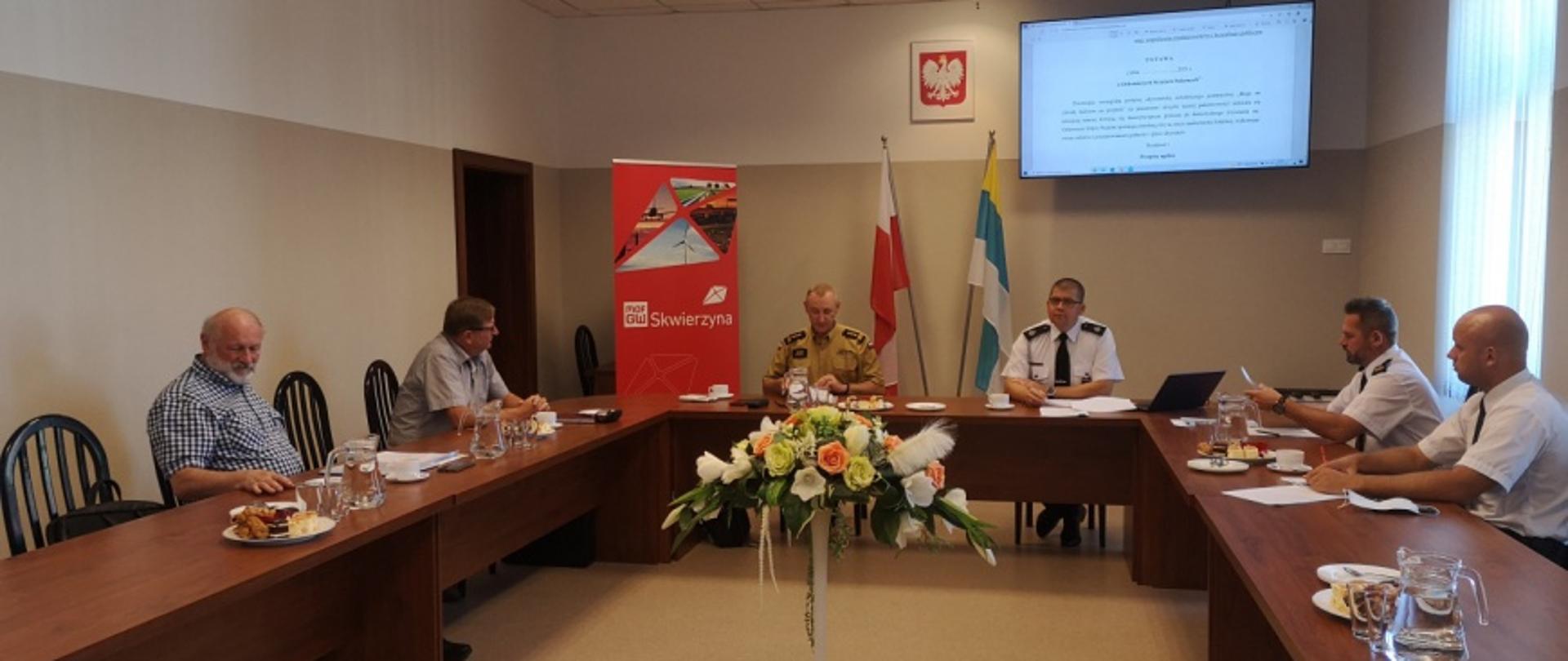 Zdjęcie członków zespołu do spraw ustawy o OSP w sali sesyjnej Urzędu Miasta Skwierzyna.