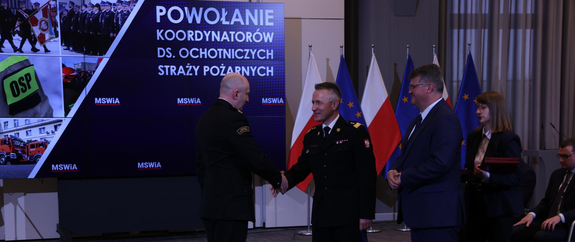 Zdjęcie przedstawia moment wręczenia decyzji o powierzeniu pełnienia obowiązków zastępcy Opolskiego Komendanta Wojewódzkiego PSP dla bryg. Dariuszowi Gieronia.