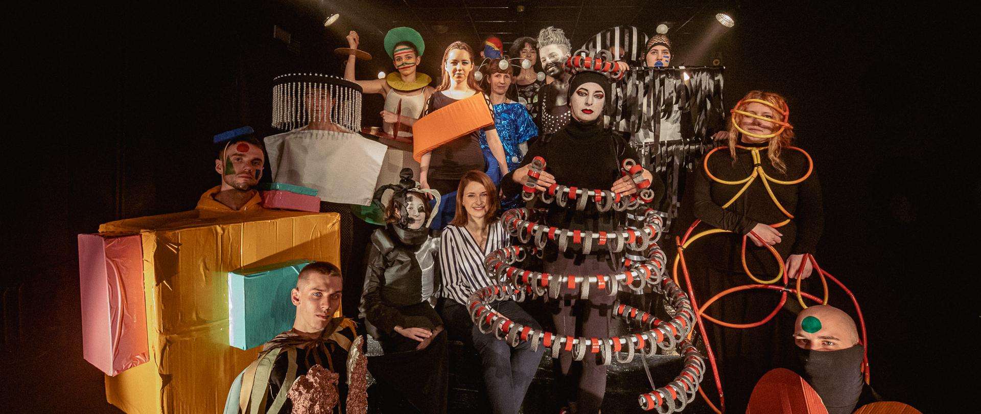 Słuchacze Studium Animatory w Kultury w Kaliszu przed pokazem mody w sali teatralnej przebrani w futurystycznych strojach. 