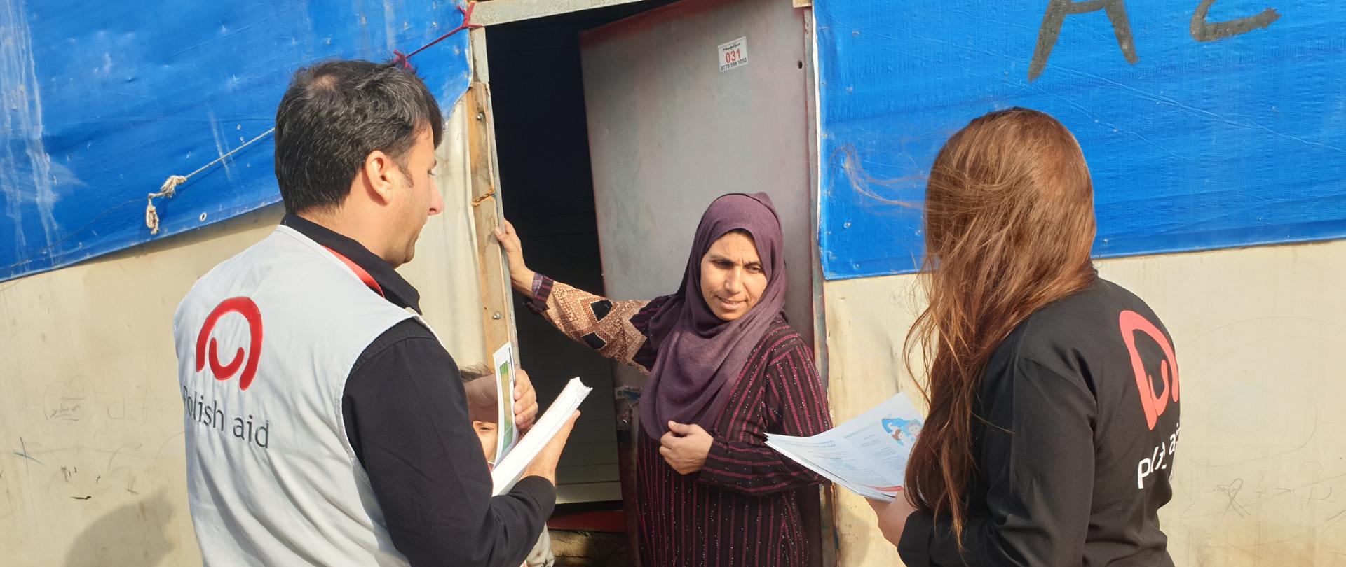 Mężczyzna i kobieta rozmawiają z uchodźczynią