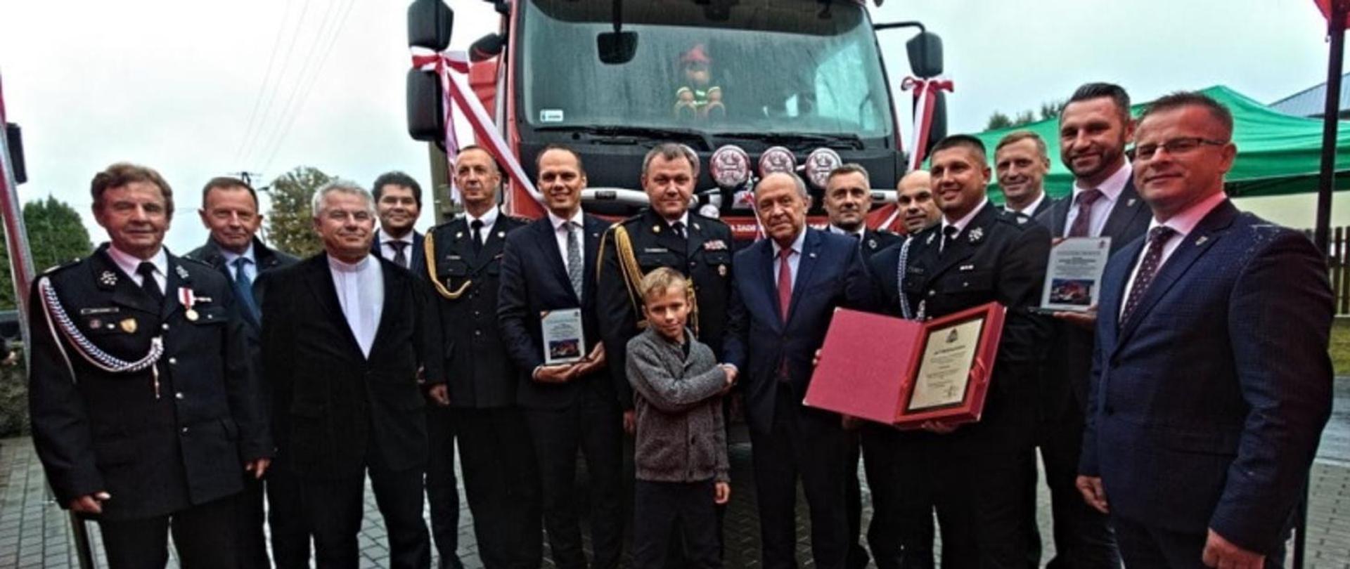 Osoby dzięki którym udało się pozyskać nowy pojazd pożarniczy dla jednostki OSP Studzieniec