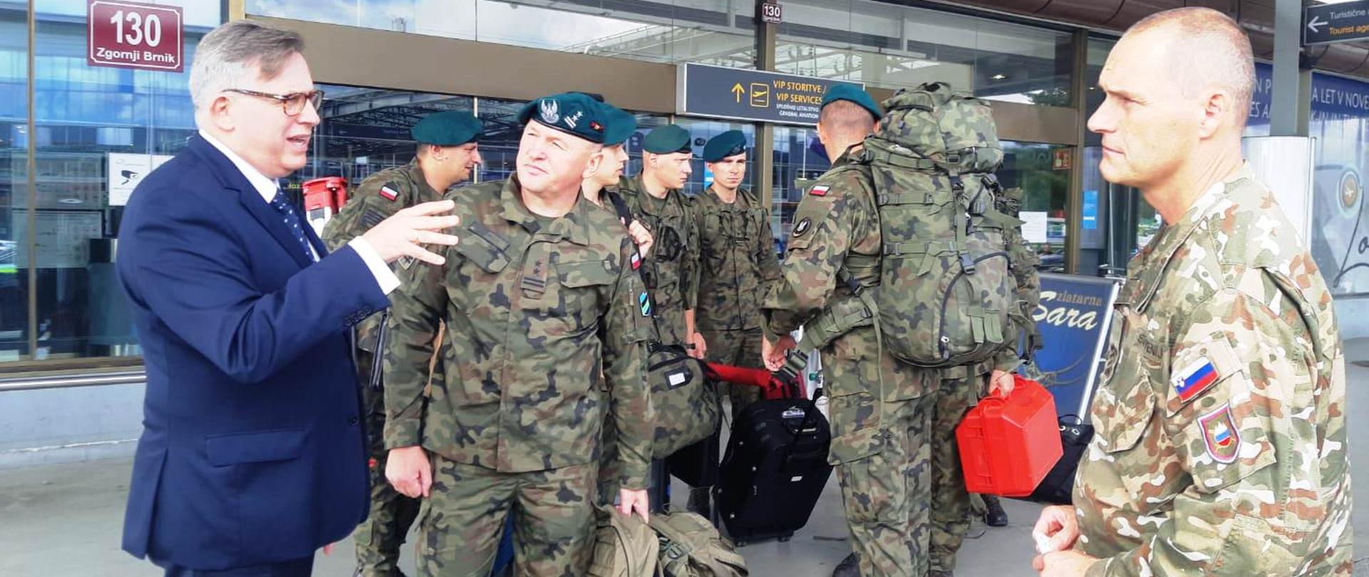Ambasador RP w Słowenii Krzysztof Olendzki wita grupę rekonesansowa Wojska Polskiego na lotnisku w Lublanie