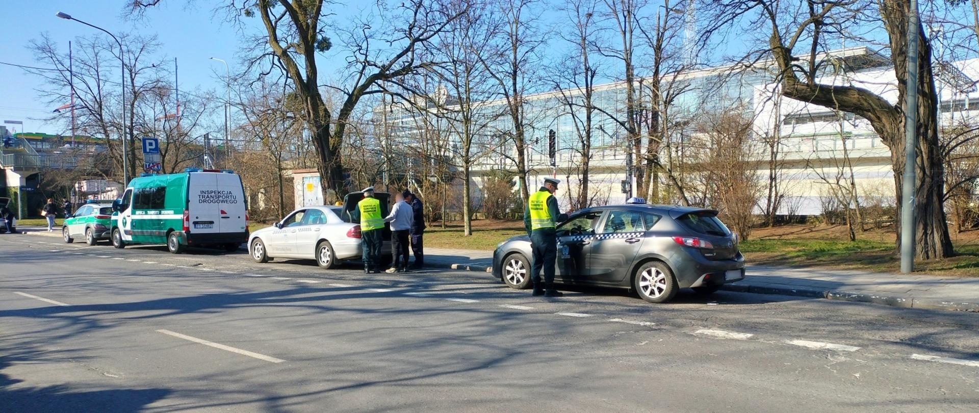 Na zdjęciu widoczne taksówki podczas kontroli przez Inspektorów Transportu Drogowego w Poznaniu.