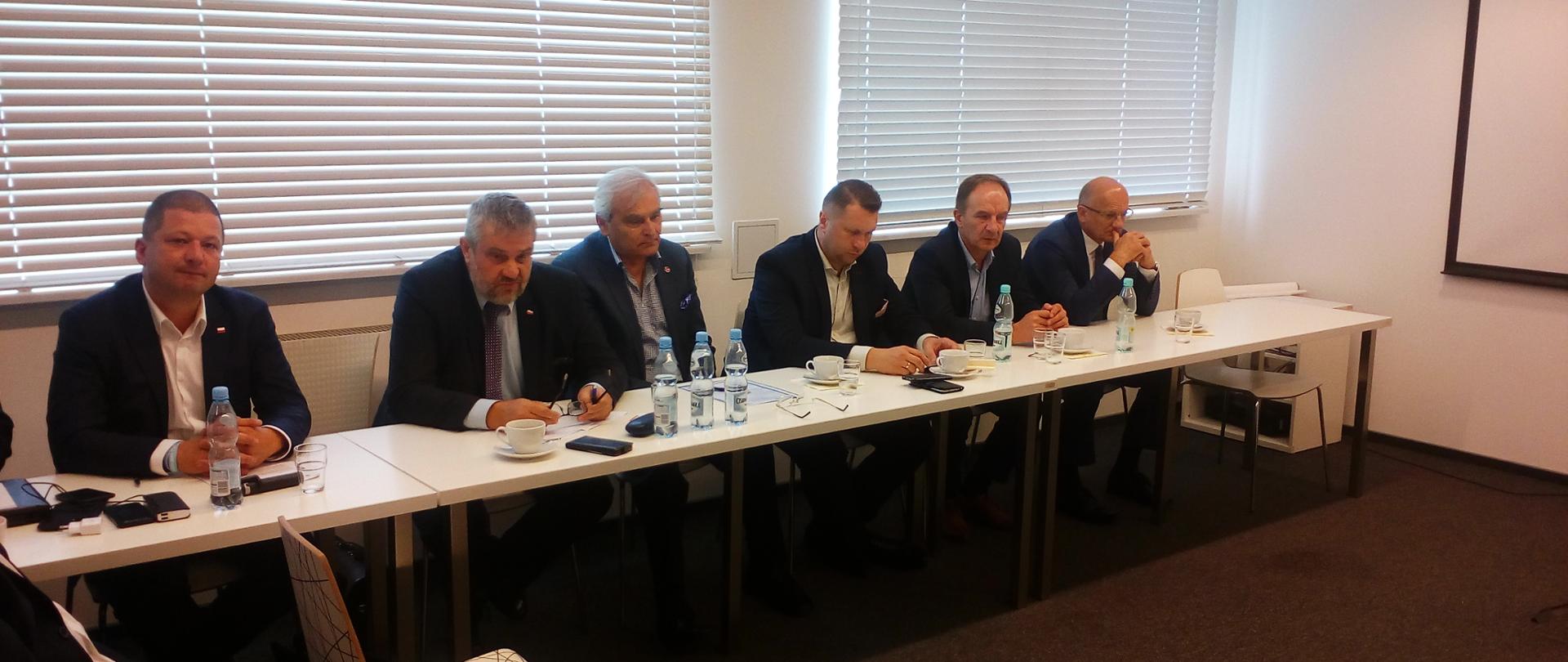 Minister Ardanowski podczas narady w zakładach Ursus w Lublinie