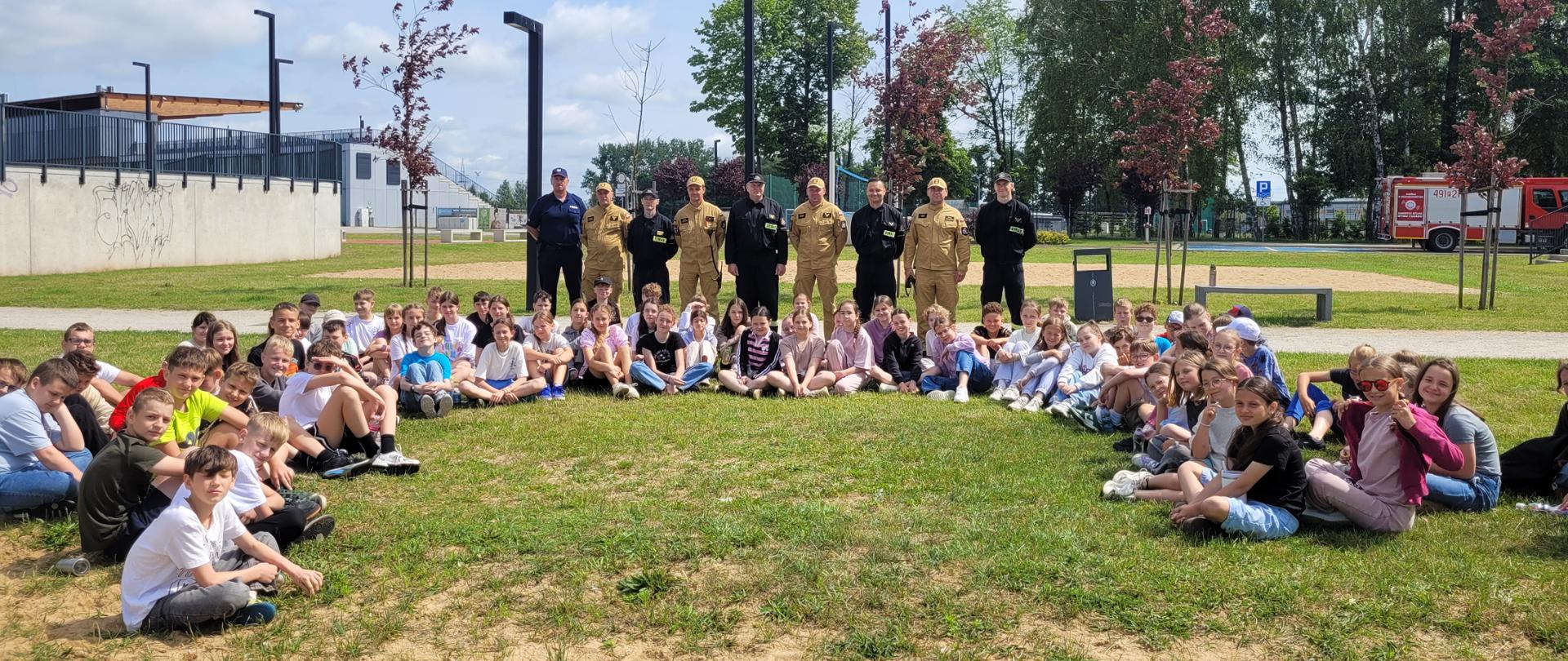 Zdjęcie przedstawia strażaków podczas prelekcji Ćwiczenia oraz strażacka edukacja nad wodą w ramach przygotowań do sezonu letniego