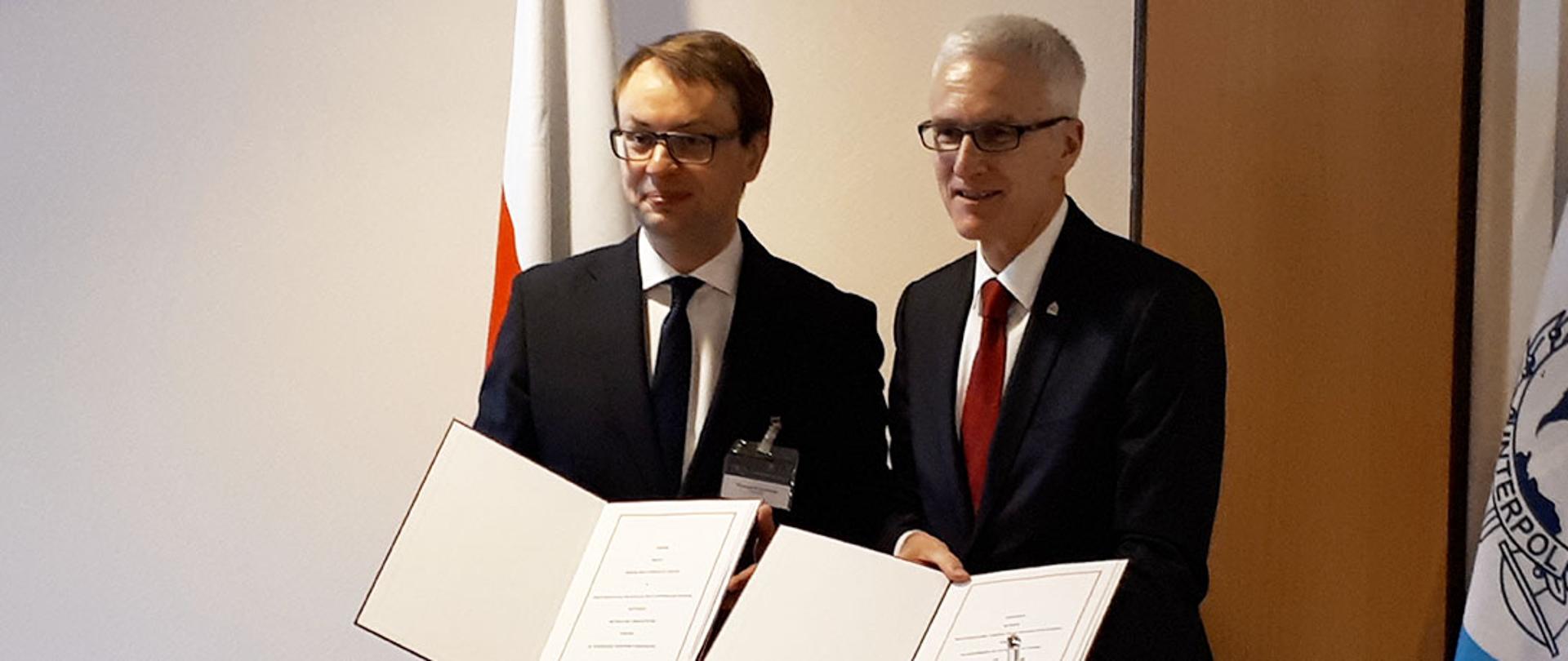 Wiceminister Krzysztof Kozłowski wziął udział w podpisaniu umowy dotyczącej organizacji Międzynarodowej konferencji Interpolu, która odbędzie się w Polsce.