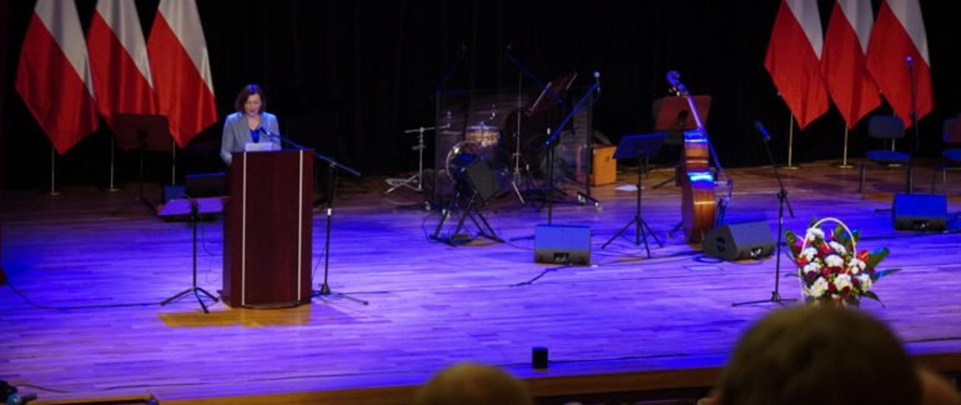 Wojewoda podkarpacki Ewa Leniart przemawia na scenie Filharmonii Podkarpackiej podczas V Kongresu Osób Represjonowanych, Działaczy Solidarności i Kombatantów