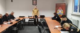 Na zdjęciu widoczni są strażacy-ochotnicy podczas egzaminu na dowódców OSP.