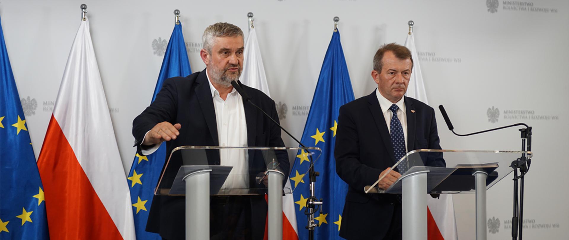Minister Jan Krzysztof Ardanowski i Główny Lekarz Weterynarii Bogdan Konopka podczas konferencji prasowej