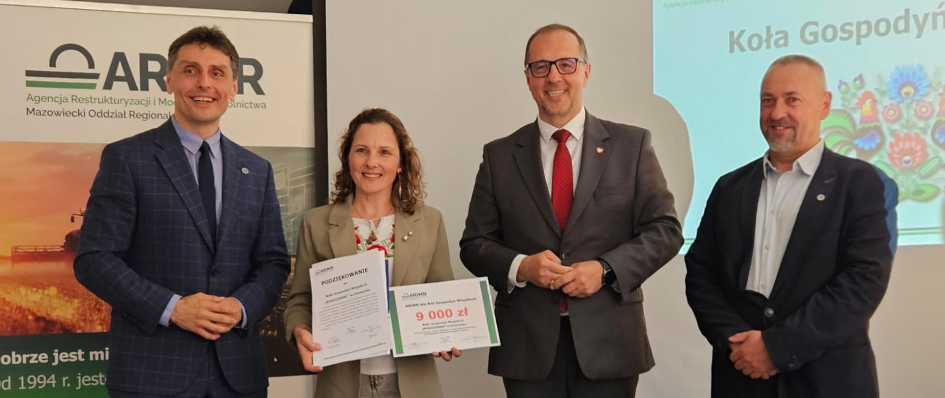 kobieta i trzech mężczyzn stoi w rzędzie, pozują do zdjęcia