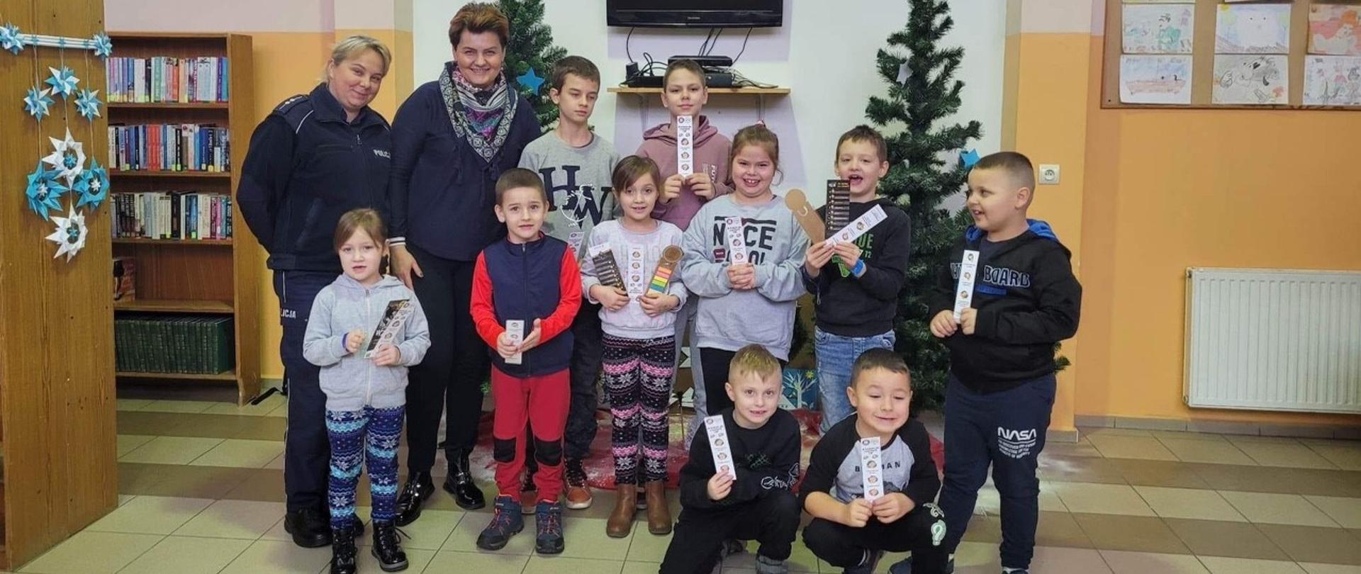  Na zdjęciach widać dzieci w ramach zajęć