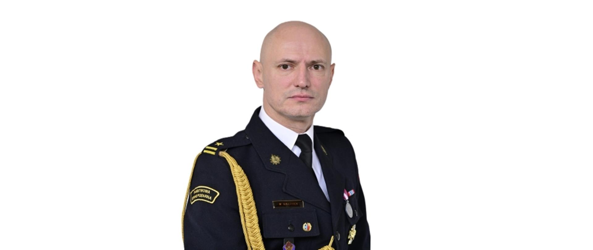 en face w mundurze wyjściowym ze sznurem