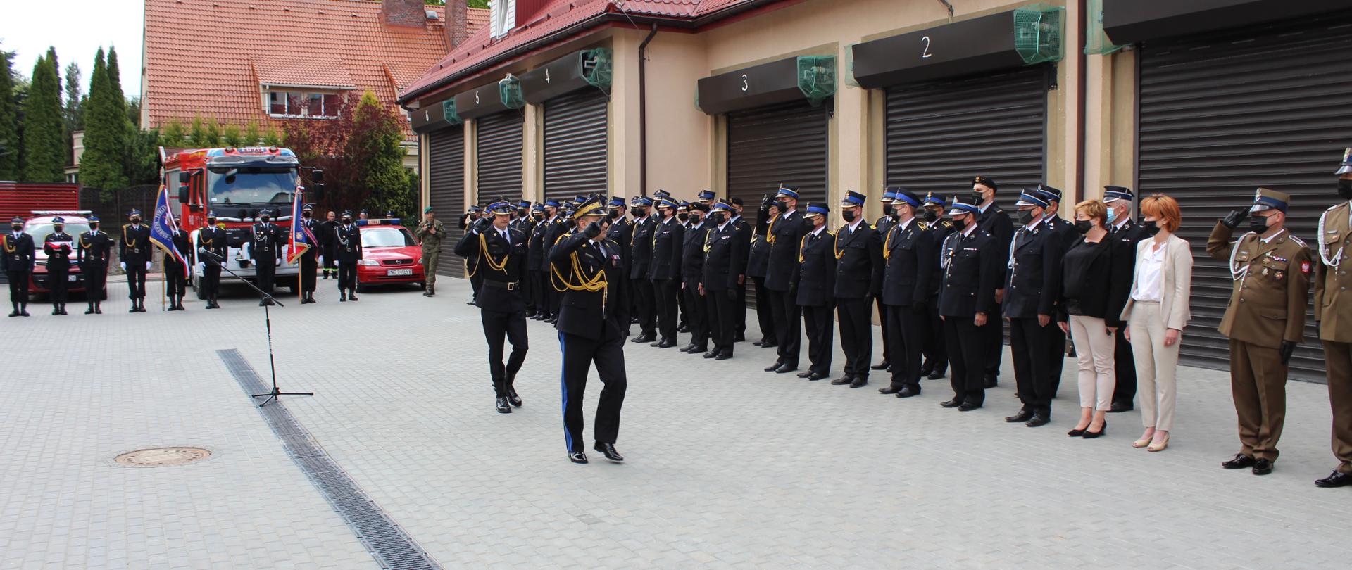 Strażacy stoją w szyku