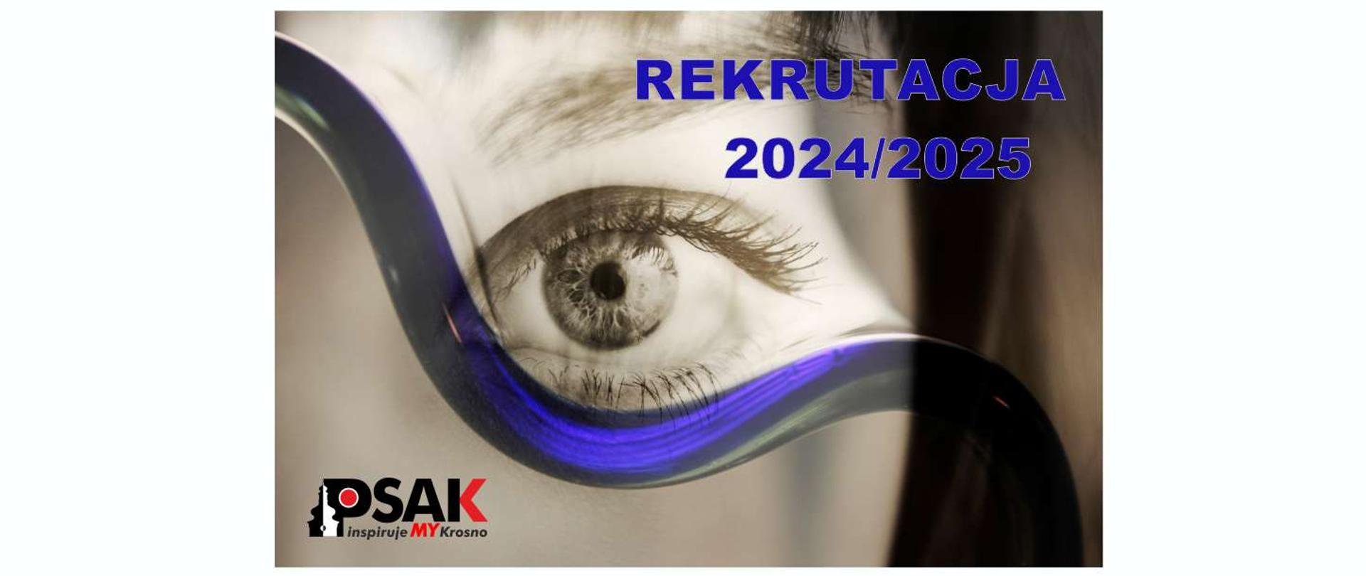 Na zdjęciu jest ludzkie oko w odcieniach szarości. Po prawej stronie u góry granatowy napis rekrutacja 2024/2025. Po lewej stronie u dołu logo studium . Przez środek zdjęcia widnieje granatowa fala.
