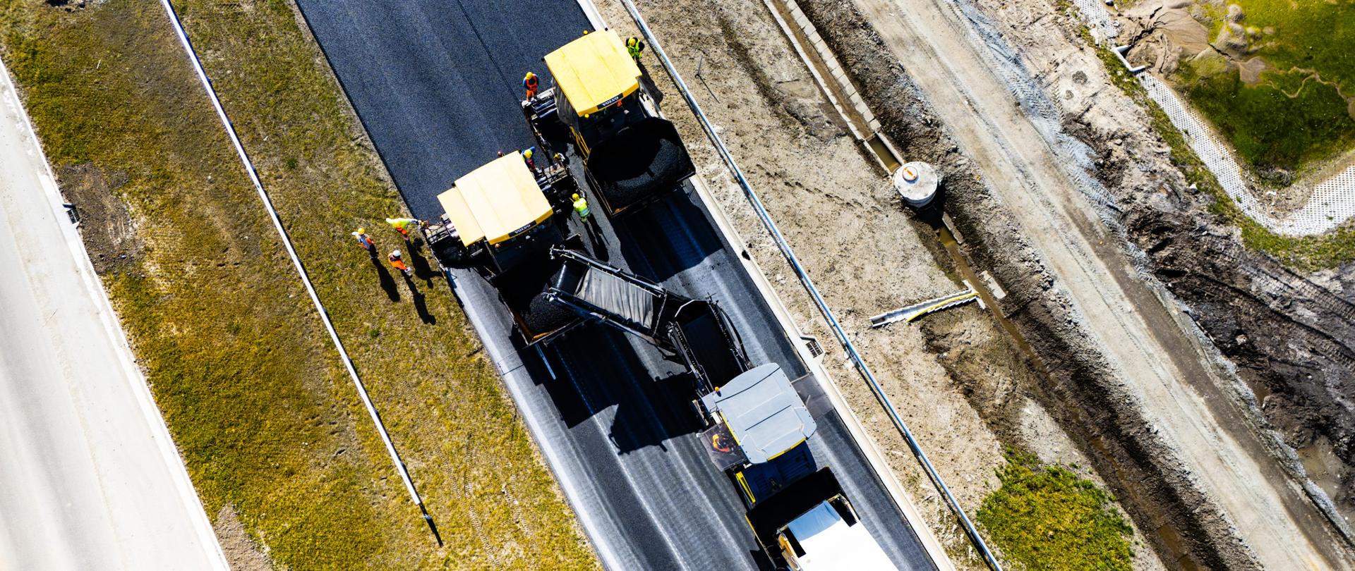 Układanie nawierzchni bitumicznej
