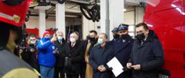 Widok z przodu. Wojewoda małopolski przed wręczeniem dowódcy JRG Andrychów kluczyków do nowego samochodu ratowniczo-gaśniczego. Po lewej stronie stoi małopolski komendant wojewódzki PSP oraz pozostali goście. 