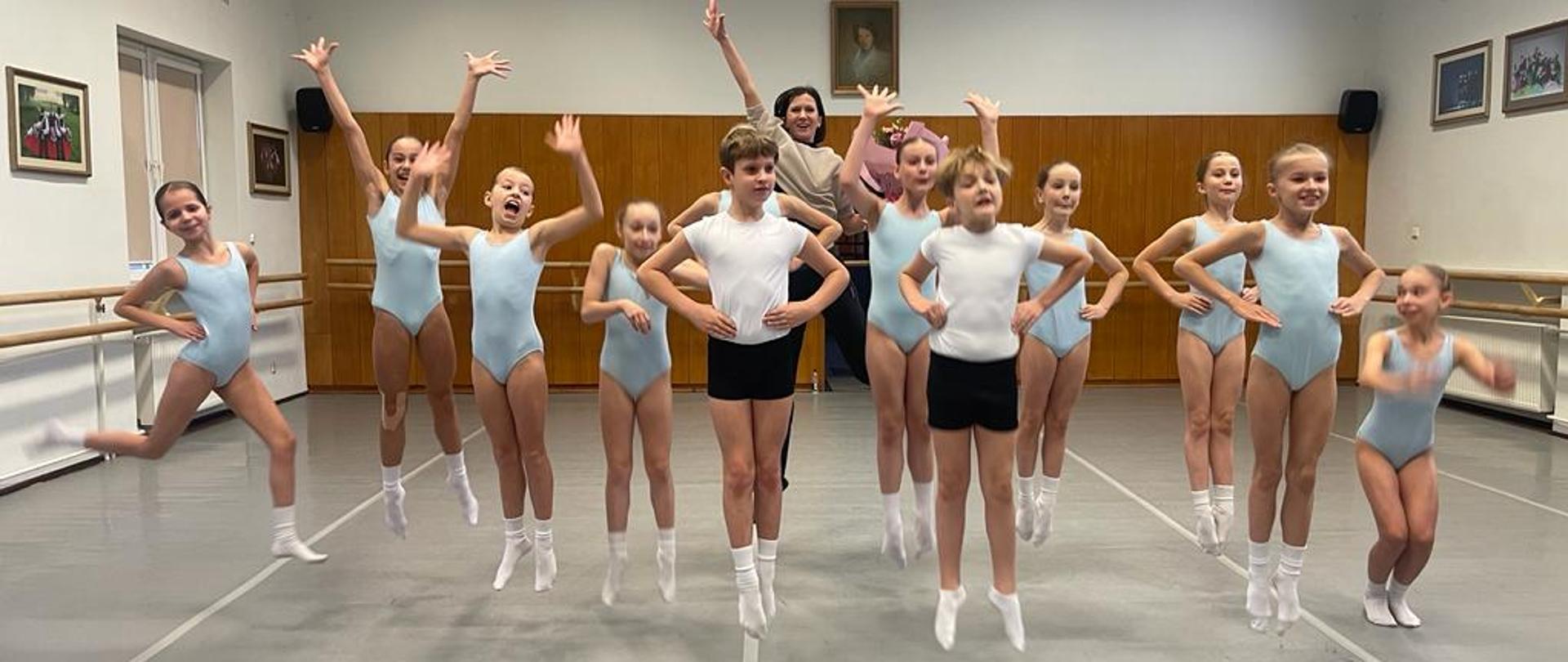 Lekcje otwarte - uczniowie z pedagogami po lekcjach otwartych na sali baletowej 