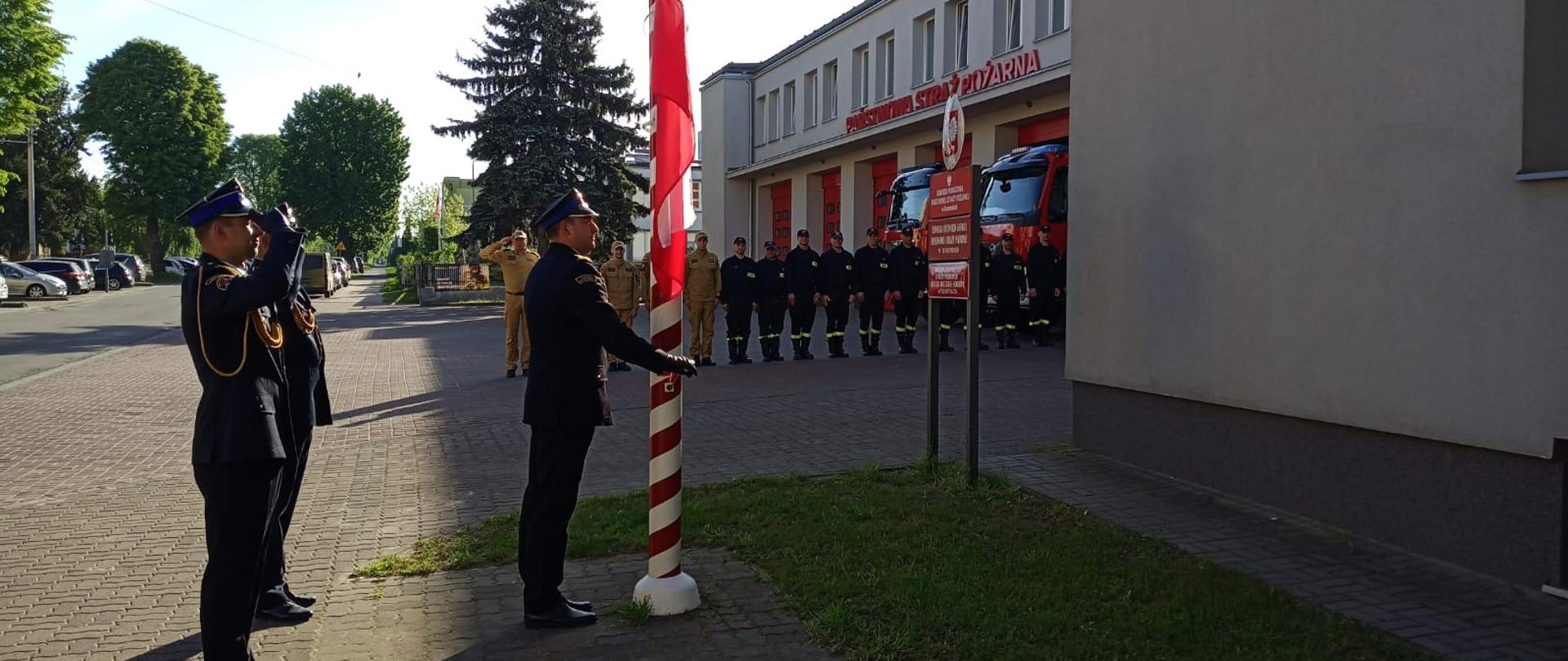 Strażacy podczas podnoszenia flagi państwowej.