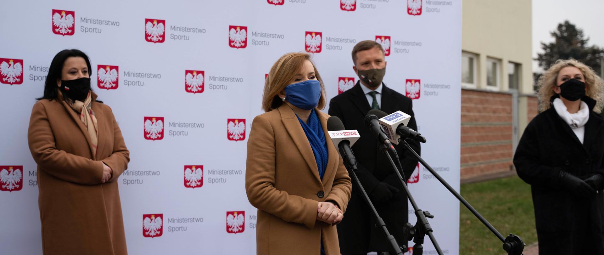 Pani Sekretarz Stanu Anna Krupka podczas konferencji prasowej dot. dofinansowania pływalni w Pruszkowie