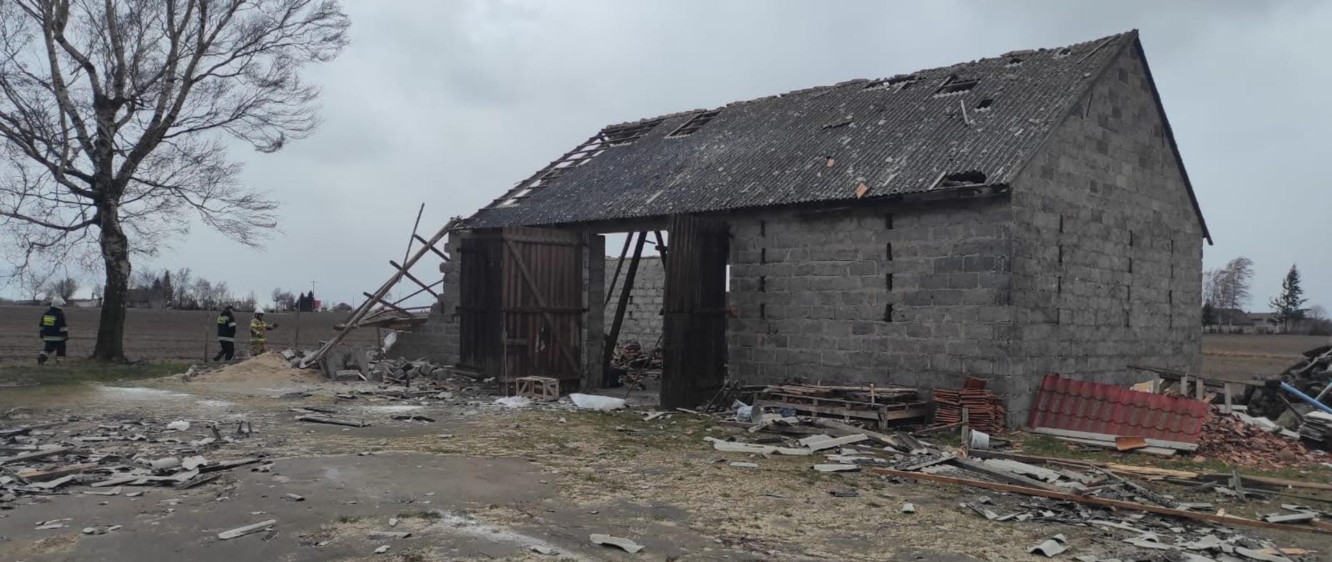Uszkodzony budynek gospodarczy w miejscowości Piątkowo.