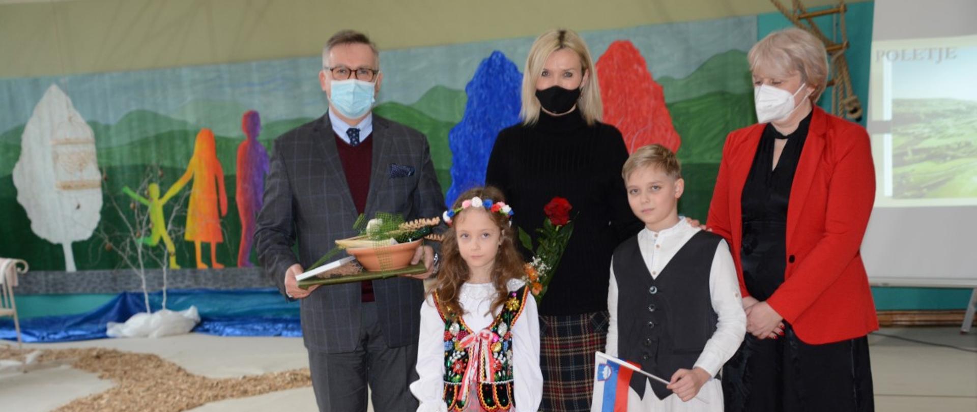 Spotkanie Ambasadora Krzysztofa Olendzkiego i Joanny Olendzkiej z dyrekcją, nauczycielami i uczniami szkoły w Kuzmie