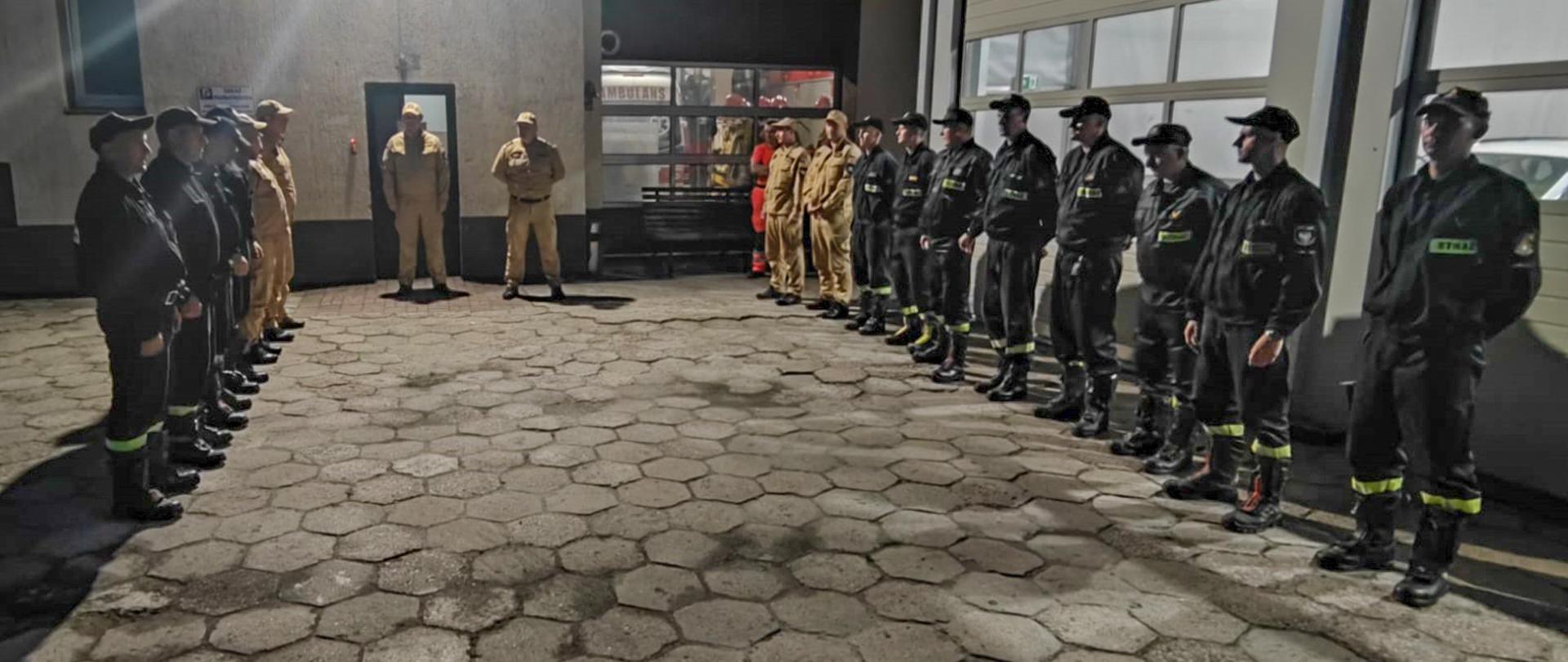Strażacy podczas powitania.