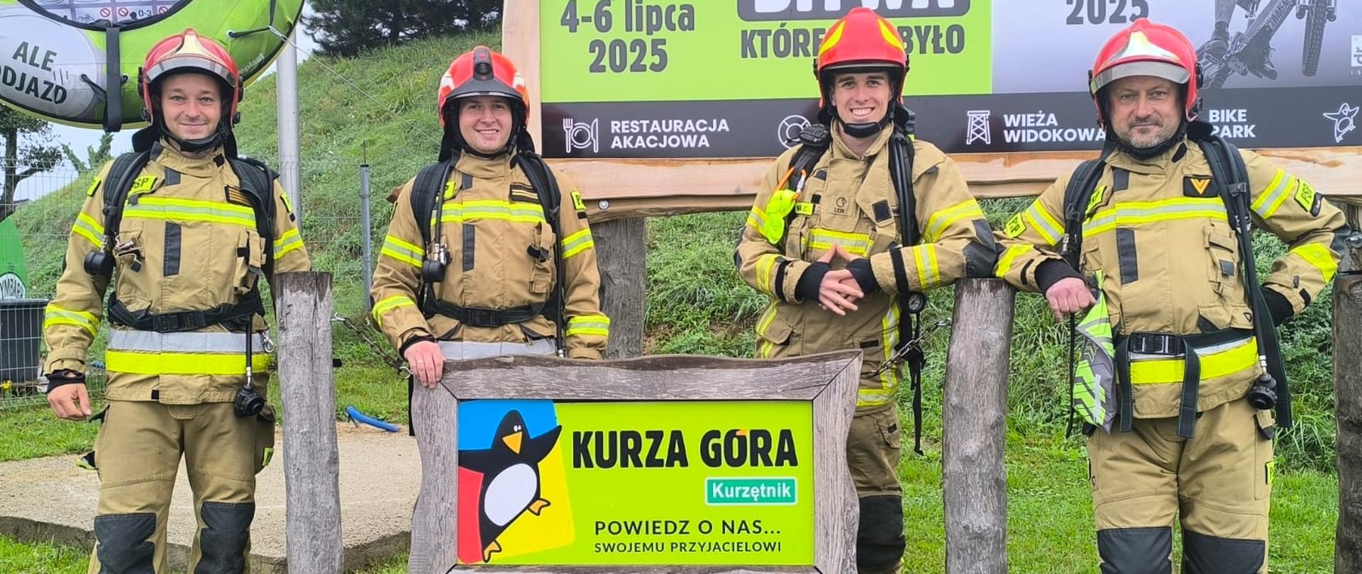 Iławscy strażacy przed rozpoczęciem wspinaczki. 