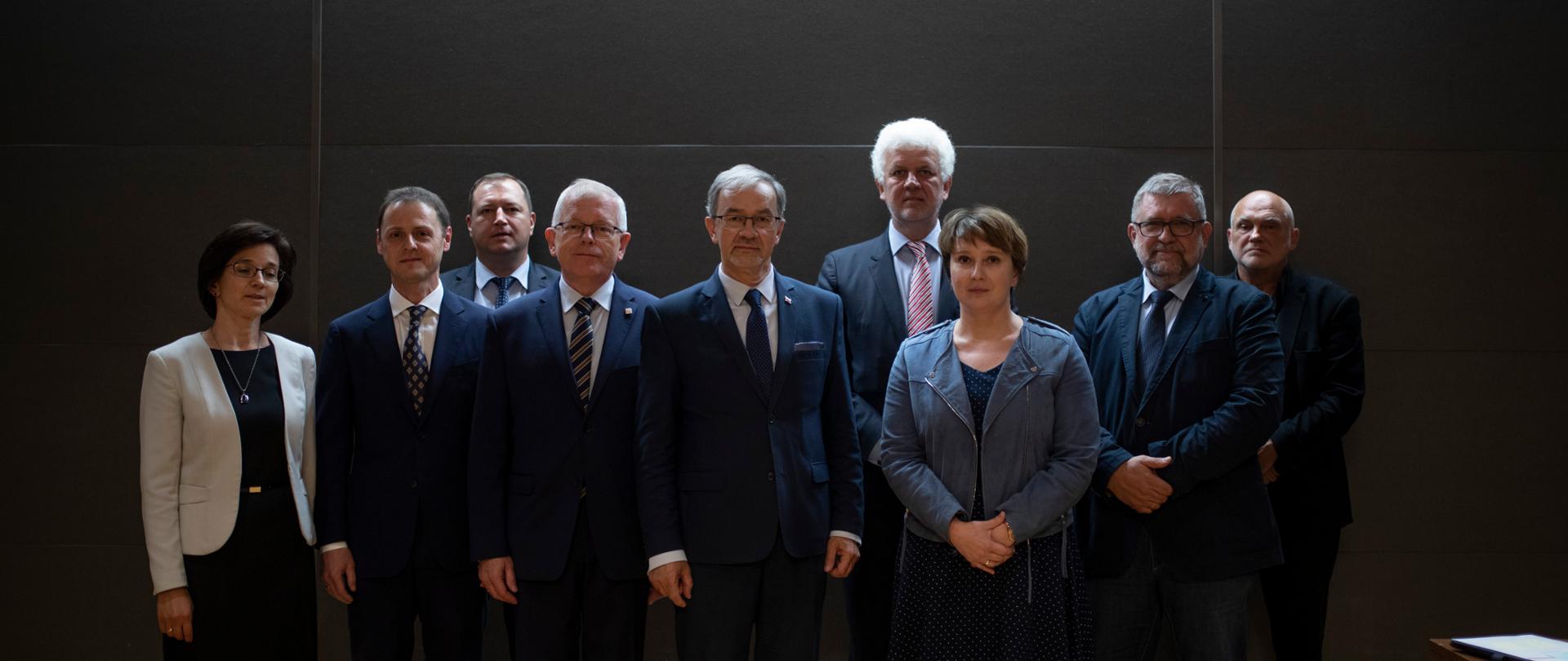 zdjęcie grupowe, uczestnicy spotkania patrzą w stronę fotografującego