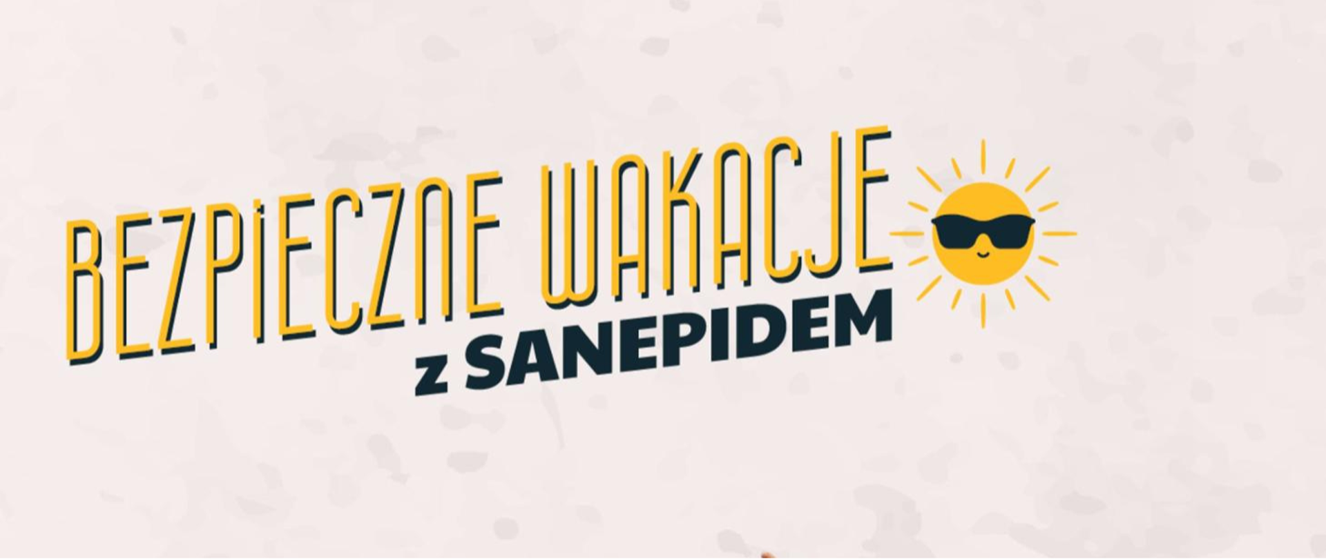 Na grafice znajduje się żółty napis „Bezpieczne wakacje z sanepidem”. Obok znajduje się uśmiechnięte słońce w okularach.