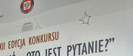 5. Na zdjęciu widać Panią Beatę Kumanowską – starszego wizytatora Wydziału Nadzoru Pedagogicznego Kuratorium Oświaty w Poznaniu przemawiającą w Sali kinowej do uczestników konkursu „Palić, nie palić – oto jest pytanie?”, w tle plansza z napisem „XXII edycja konkursu „Palić, nie palić – oto jest pytanie?”