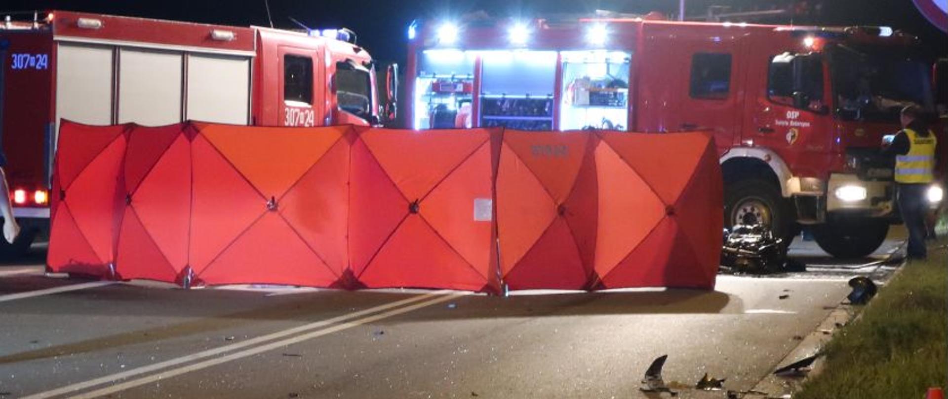 Samochody pożarnicze na drodze