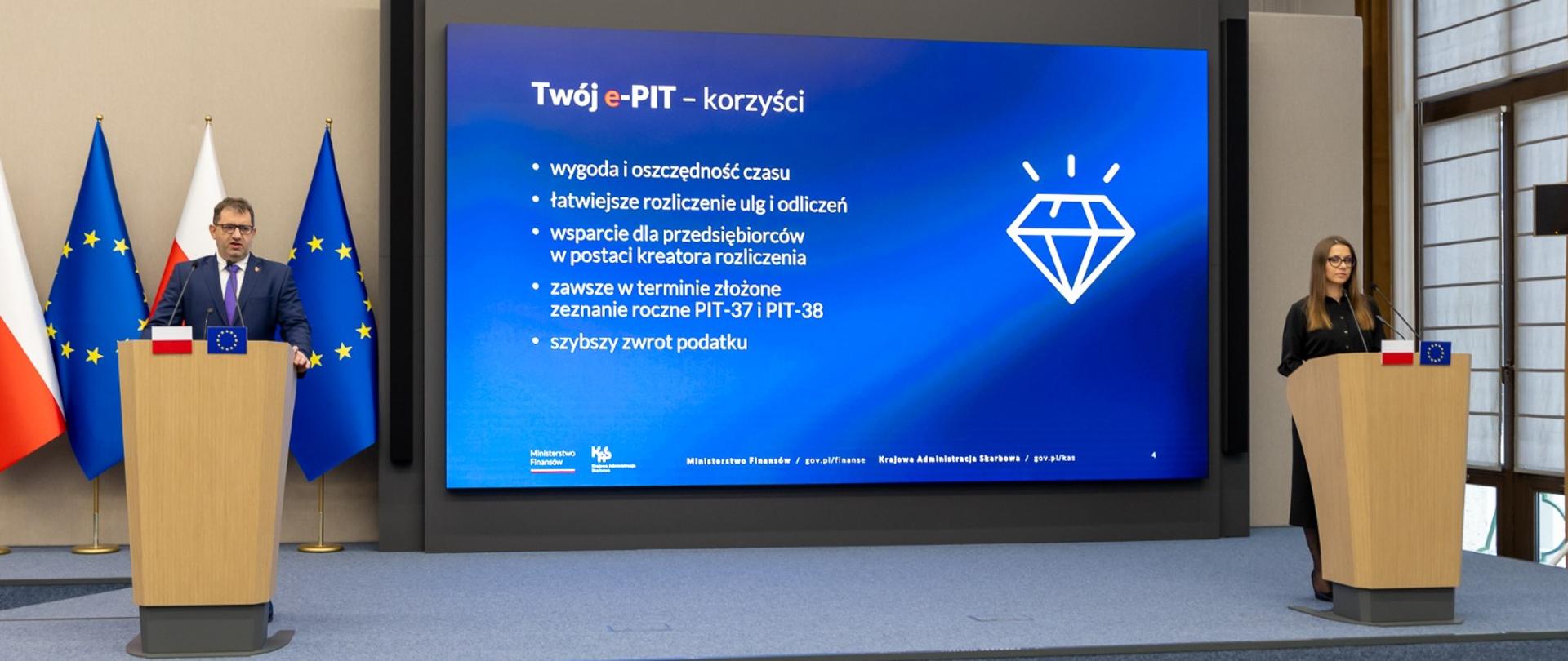 Szef KAS Marcin Łoboda i zastępca Szefa KAS Małgorzata Krok na konferencji przy mównicach.